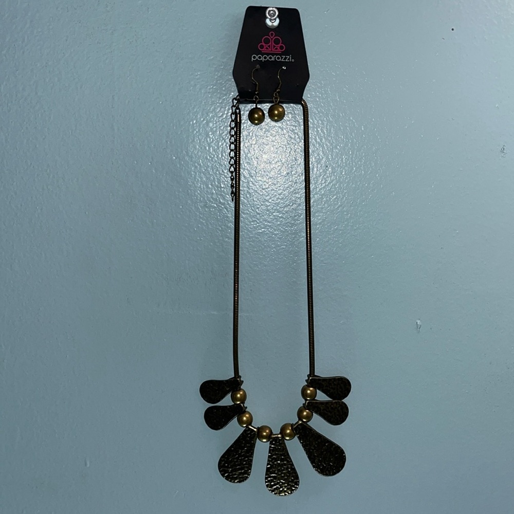 Paparazzi short brass necklace. O/S. Comes with the earrings.